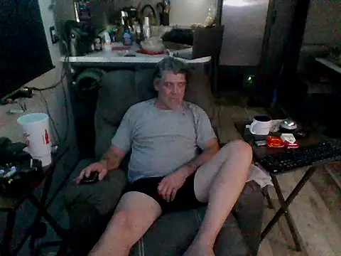 Snapshot of lateniter chatting on 06.15.26 lateniter online show from 06.15.26
