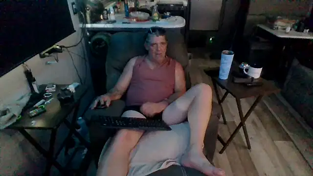 Snapshot of lateniter chatting on 06.18.26 lateniter online show from 06.18.26