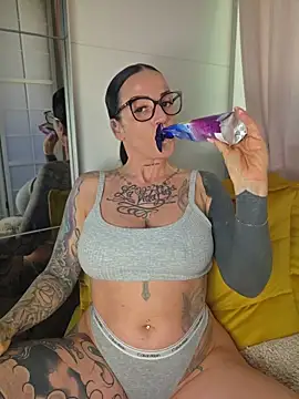 Snapshot of EmilyDiazofficial chatting on 06.24.26 EmilyDiazofficial online show from 06.24.26