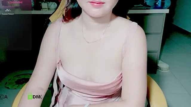 Snapshot of Emi-Vibes- chatting on 06.15.26 Emi-Vibes- online show from 06.15.26
