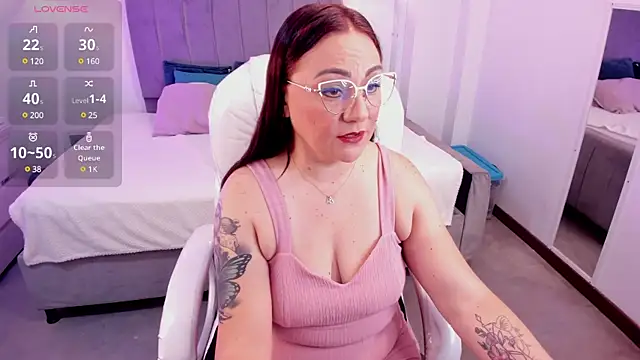Snapshot of lady_nylon_ chatting on 01.28.25 lady nylon  online show from 01.28.25