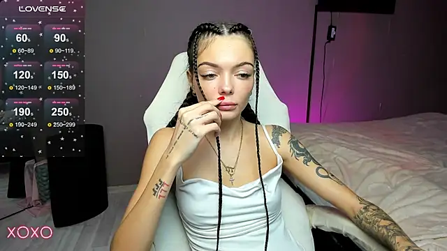 Snapshot of Mariella_Adamss chatting on 10.28.25 Mariella Adamss online show from 10.28.25