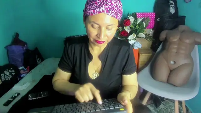 Snapshot of SheraHadee chatting on 05.29.26 SheraHadee online show from 05.29.26