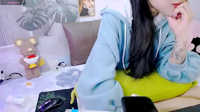 Snapshot of Ly__ chatting on 02.12.26 Ly online show from 02.12.26
