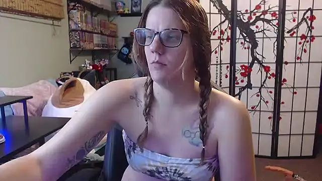 Sarahtineke online show from 04.05.26