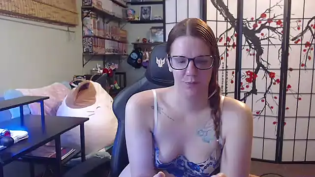 Snapshot of Sarahtineke chatting on 05.17.26 Sarahtineke online show from 05.17.26