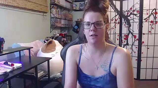 Snapshot of Sarahtineke chatting on 06.11.26 Sarahtineke online show from 06.11.26