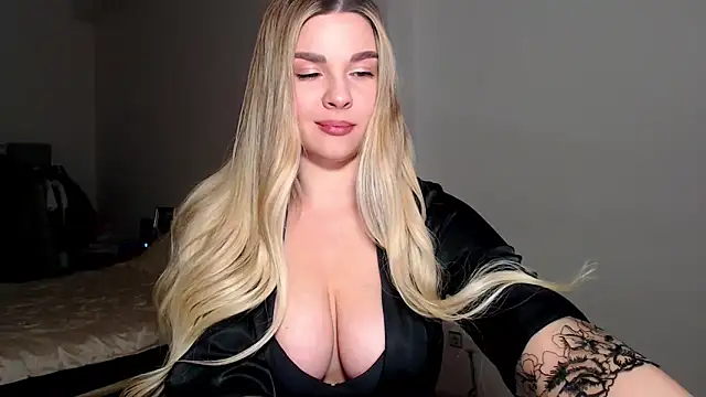 Snapshot of MiaMurMur chatting on 02.13.26 MiaMurMur online show from 02.13.26