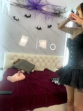 Little Cuttie  online show from 10.18.25