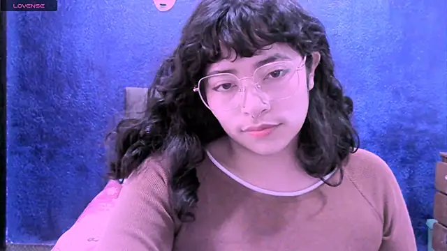 Snapshot of NinaYellow chatting on 10.01.25 NinaYellow online show from 10.01.25