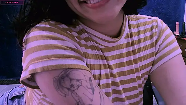 Snapshot of NinaYellow chatting on 01.16.26 NinaYellow online show from 01.16.26