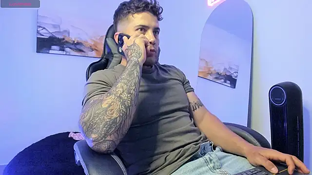 Snapshot of LucianSinclair chatting on 12.22.24 LucianSinclair online show from 12.22.24