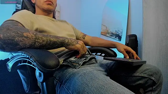 Snapshot of LucianSinclair chatting on 01.16.25 LucianSinclair online show from 01.16.25