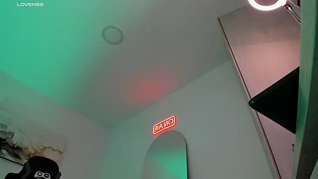 Snapshot of LucianSinclair chatting on 02.05.25 LucianSinclair online show from 02.05.25