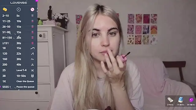 Snapshot of pawpaws chatting on 09.18.25 pawpaws online show from 09.18.25