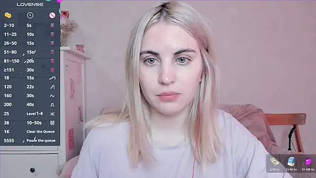 Snapshot of pawpaws chatting on 11.04.25 pawpaws online show from 11.04.25