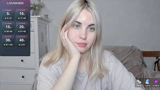 Snapshot of pawpaws chatting on 11.06.25 pawpaws online show from 11.06.25