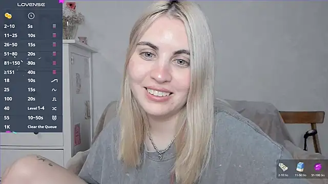 Snapshot of pawpaws chatting on 11.08.25 pawpaws online show from 11.08.25