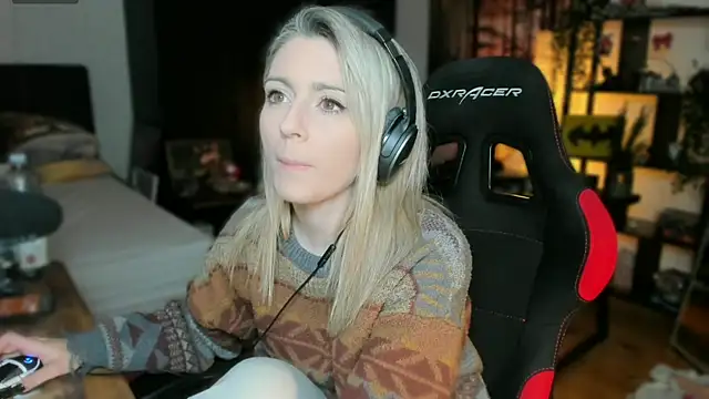 Lisaonthemoon online show from 02.12.25