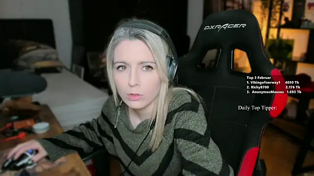 Lisaonthemoon online show from 02.13.25