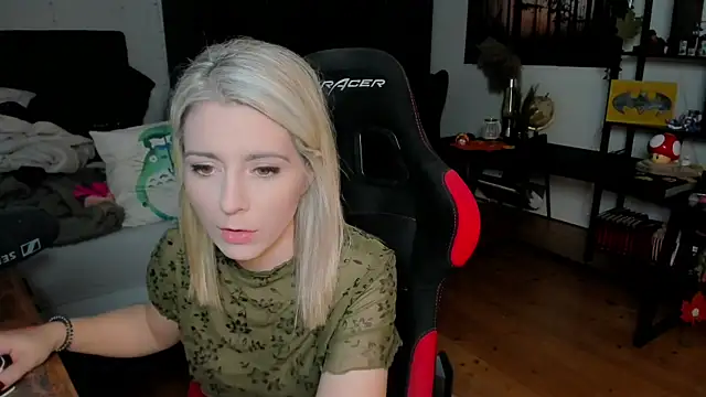 Lisaonthemoon online show from 10.18.25