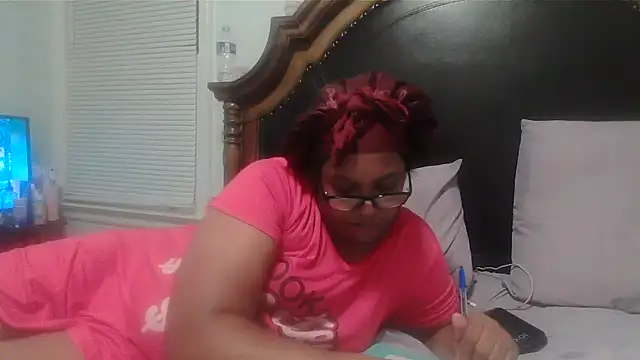 Snapshot of ebonyred chatting on 10.01.25 ebonyred online show from 10.01.25