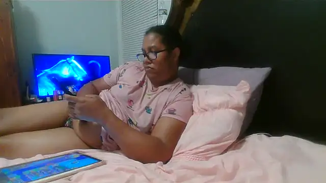 Snapshot of ebonyred chatting on 04.28.26 ebonyred online show from 04.28.26
