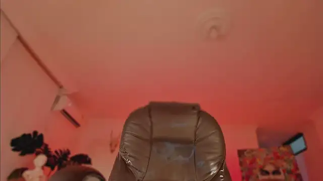 Snapshot of Taylor__foxxx chatting on 12.14.24 Taylor  foxxx online show from 12.14.24