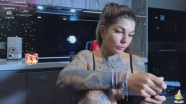 Snapshot of tattooedBabyy chatting on 01.02.25 tattooedBabyy online show from 01.02.25