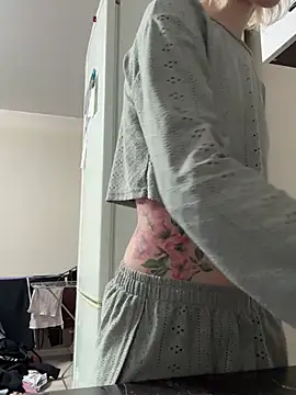 Crayzy Luv online show from 02.16.26