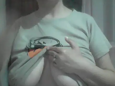 Snapshot of AnaXBerry chatting on 05.19.26 AnaXBerry online show from 05.19.26