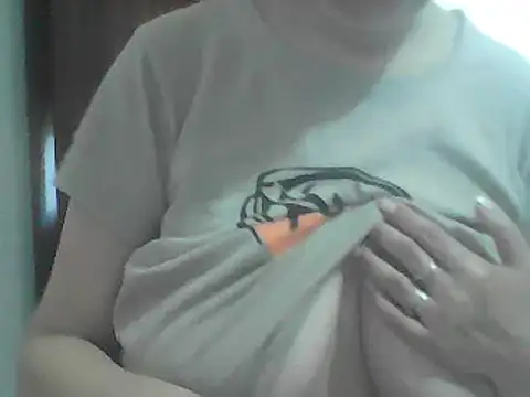 Snapshot of AnaXBerry chatting on 05.21.26 AnaXBerry online show from 05.21.26