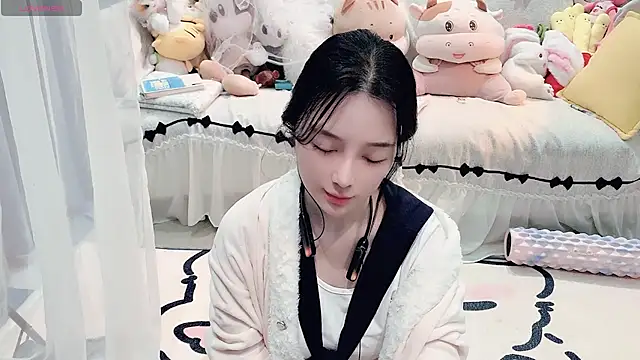 Snapshot of AKiKi711 chatting on 04.28.26 AKiKi711 online show from 04.28.26