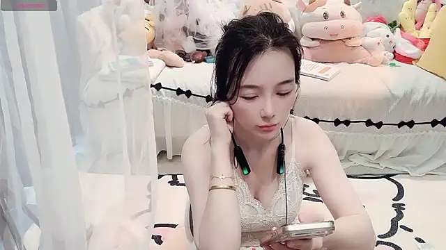 Snapshot of AKiKi711 chatting on 05.17.26 AKiKi711 online show from 05.17.26
