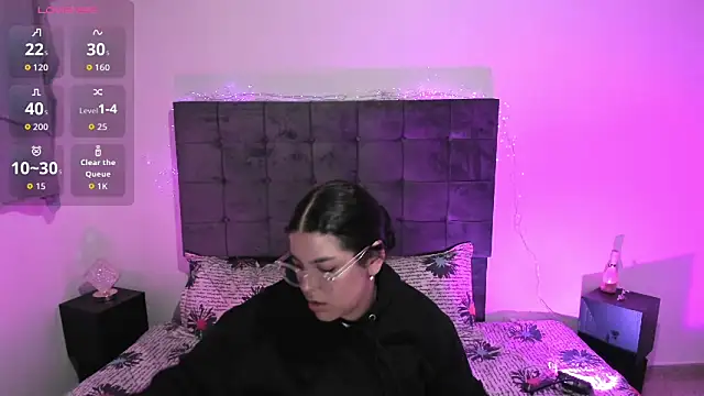 Kylie2211 online show from 11.13.25