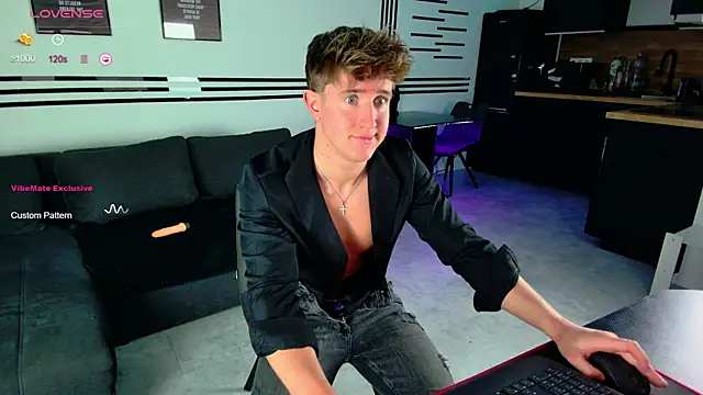 Snapshot of ChristianLevine_ chatting on 12.12.24 ChristianLevine online show from 12.12.24