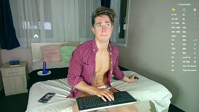 Snapshot of ChristianLevine_ chatting on 11.26.25 ChristianLevine online show from 11.26.25