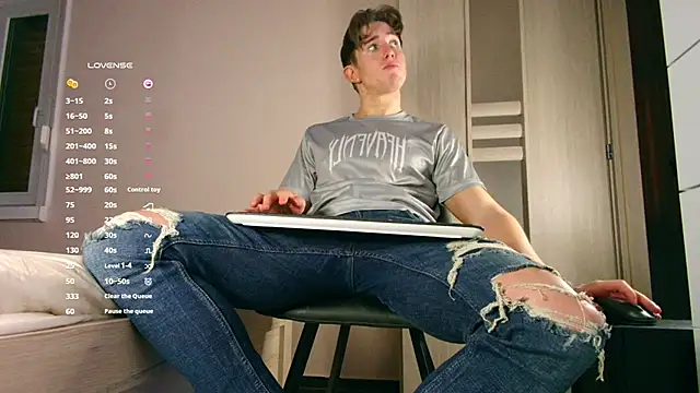 Snapshot of ChristianLevine_ chatting on 12.01.25 ChristianLevine online show from 12.01.25