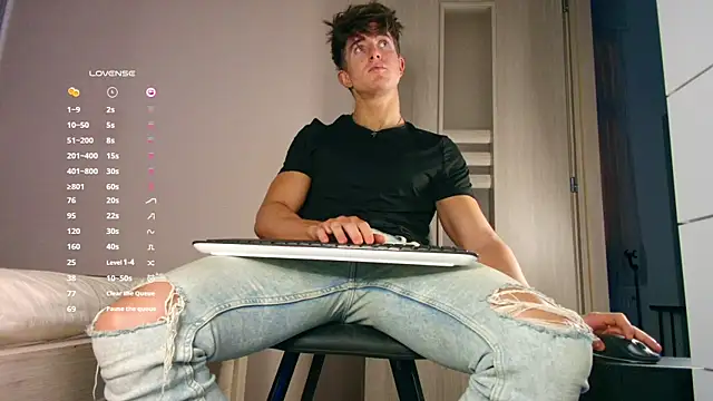 Snapshot of ChristianLevine_ chatting on 12.04.25 ChristianLevine online show from 12.04.25