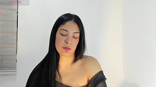 Snapshot of bella_hadid1_ chatting on 10.04.25 bella hadid1  online show from 10.04.25
