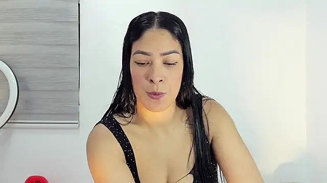 Snapshot of bella_hadid1_ chatting on 12.20.25 bella hadid1 online show from 12.20.25