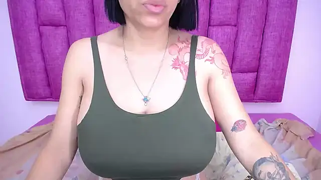 Snapshot of LindaKardi chatting on 09.16.25 LindaKardi online show from 09.16.25