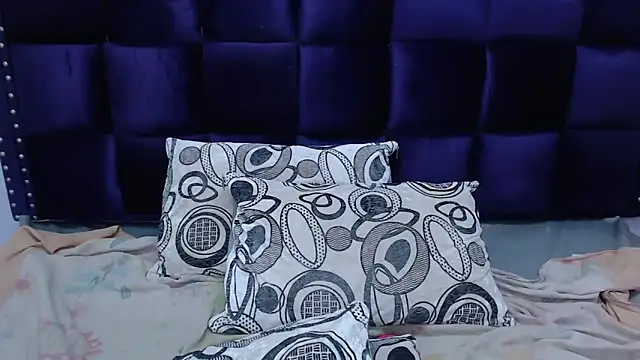 Snapshot of LindaKardi chatting on 09.20.25 LindaKardi online show from 09.20.25