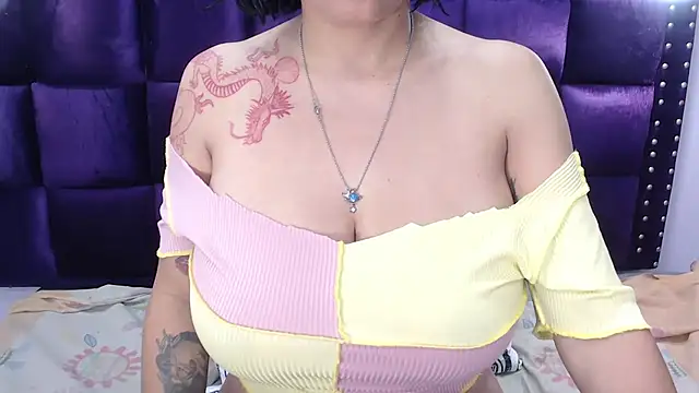 Snapshot of LindaKardi chatting on 10.14.25 LindaKardi online show from 10.14.25