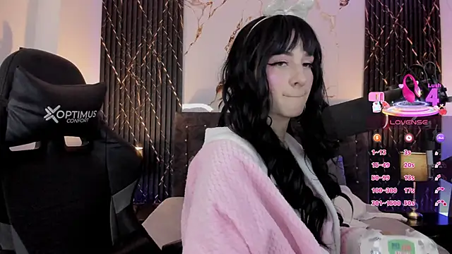 Snapshot of devlin_violett chatting on 04.15.26 devlin violett online show from 04.15.26