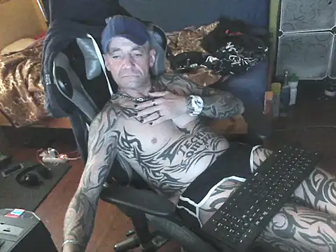 Snapshot of Tomi18cmm2 chatting on 09.28.25 Tomi18cmm2 online show from 09.28.25