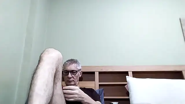 Snapshot of BIGUNCUTHARDCOCK chatting on 10.06.25 BIGUNCUTHARDCOCK online show from 10.06.25