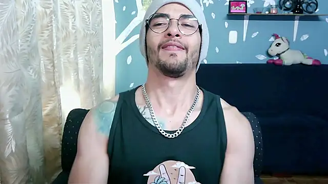Snapshot of ponzothc chatting on 10.01.25 ponzothc online show from 10.01.25