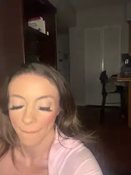 Snapshot of greedybratt chatting on 02.11.26 greedybratt online show from 02.11.26