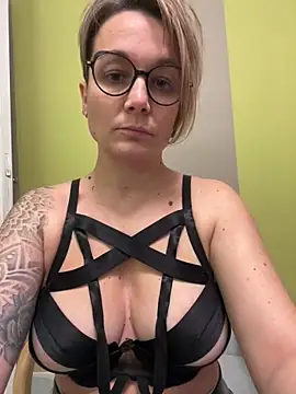 Snapshot of marinella07 chatting on 02.14.25 marinella07 online show from 02.14.25